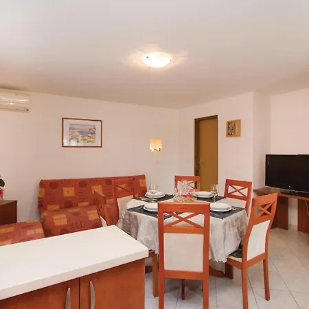 Vakantiehuis Gorgeous In Belavici With Kitchen *