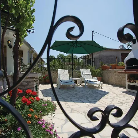 Gorgeous In Belavici With Kitchen Holiday home *