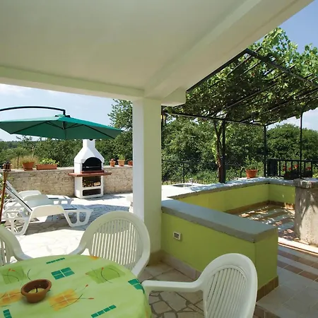 Gorgeous In Belavici With Kitchen Holiday home *